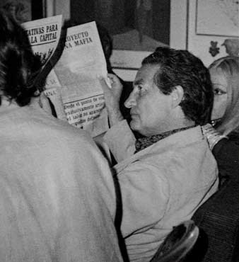 Octavio Paz leyendo el periodico